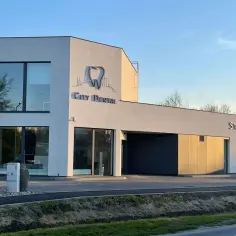Nowoczesny budynek gabinetu stomatologicznego "City Dental" w Poznaniu.