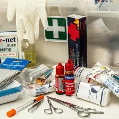 Apteczka podróżna z plastrami, bandażami, nożyczkami i płynem antyseptycznym. Pomyśl o tym, jakie leki zabrać do Turcji, by czuć się bezpiecznie.