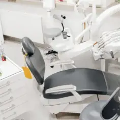 Gdzie z bólem zęba Bydgoszcz? Sprawdzone miejsca na pomoc dentystyczną