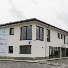 Nowoczesny budynek z szyldami "Fortitudo Centrum Medyczne", "MS-DENT" i "Apteka".