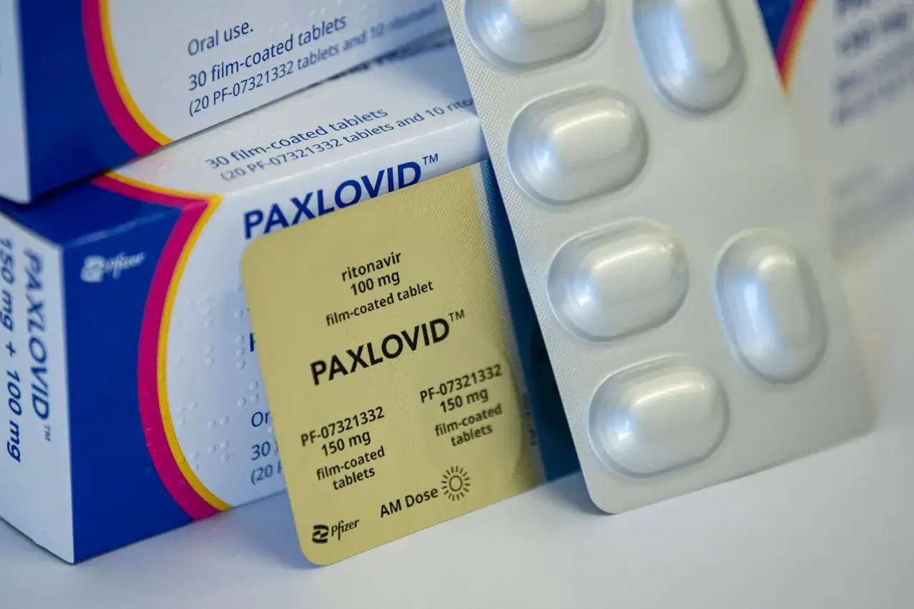 Pudełko i blister leku Paxlovid, jednego z leków na covid. Zawiera tabletki powlekane.