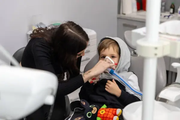 Dlaczego nie można jeść po znieczuleniu u dentysty? Uniknij bólu i kontuzji