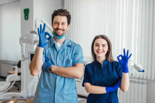 Jak poprawnie używać dentystą czy dentystom? Odkryj różnice gramatyczne